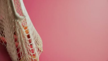Pembe arka planda plastik ücretsiz mutfak eşyaları seti, çevre dostu
