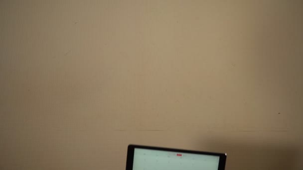 Обрезанный образ предпринимательницы с помощью цифрового планшета на столе в офисе — стоковое видео