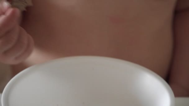 Petit bébé manger son dîner seul avec les doigts de la plaque 4k — Video