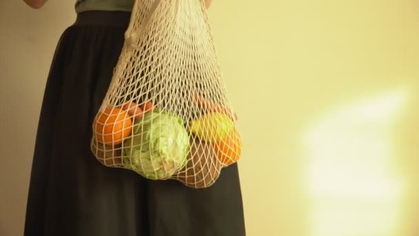 Riciclaggio sacchetto di corda maglia piena di verdure e frutta, eco frindly nessun concetto di plastica 4k — Video Stock