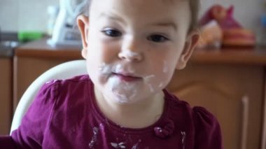 Küçük bir bebek onu yemek yeme ve bir karışıklık 4k yapma
