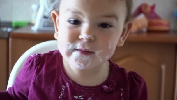 Ein kleines Baby isst ihr Abendessen und macht ein Chaos 4k — Stockvideo