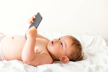 cep telefonu kullanarak bebek kız , tarama , kopya alanı , gen z , kartonlar izlerken