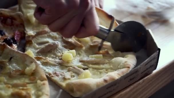 キッチンでピザを切るシェフベーカーのクローズアップハンド、イタリア料理のコンセプト — ストック動画
