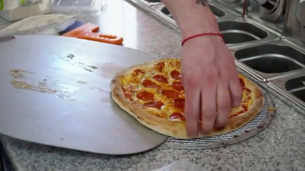 Pizza italiana de pepperoni quente cozinhada no forno e chef leva, café de pizza — Vídeo de Stock