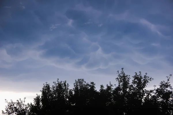 Kijkend naar Mammatus Clouds in de zomeravond hemel — Stockfoto