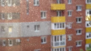 Toz ve yağmur camın üzerine düşer. Ev konseptini temizle. Güneşli bir gün. 4k