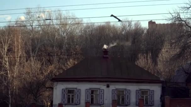 Fumée provenant d'une cheminée en hiver à partir d'une cabane traditionnelle ukrainienne dans la forêt 4k — Video