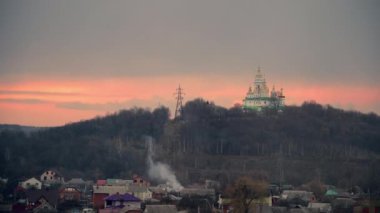 bulutlu bir gökyüzünün arka plan üzerinde beyaz kilise. gün batımı gökyüzü. doğu Avrupa'da din. poltava, ukrayna 4k