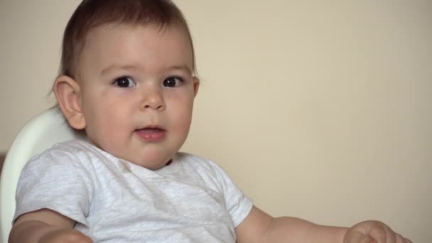 Pai alimentando bebê com limão. Citrinos frescos. Alimentos para bebés — Vídeo de Stock