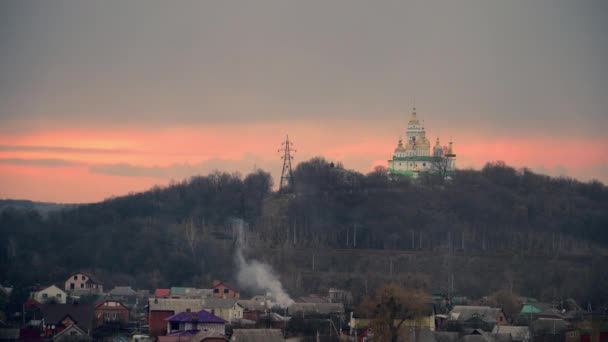 Vit kyrka på en bakgrund av en molnig himmel. Sunset Sky. religion i Östeuropa. Poltava, Ukraina 4K — Stockvideo