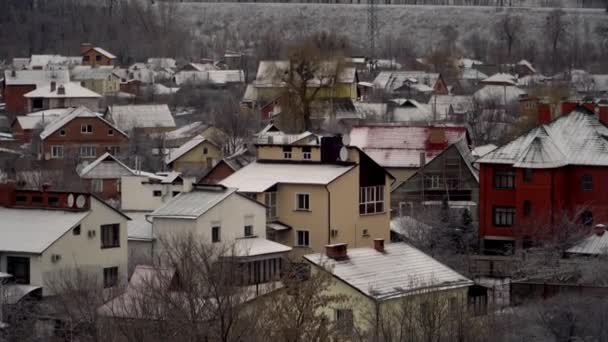 흐린 하늘을 배경으로 한 하얀 교회. 주택이있는 도시. 폴타바 우크라이나 — 비디오