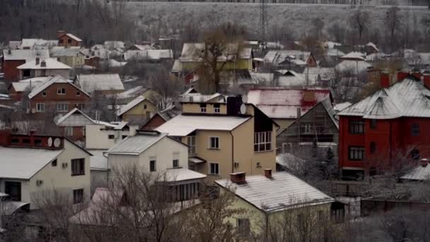 Biały kościół na tle pochmurno nieba. Miasto z domami. Połtawa Ukraina — Wideo stockowe