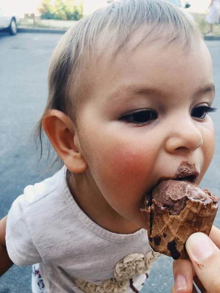 Bebê criança come sorvete de chocolate — Fotografia de Stock