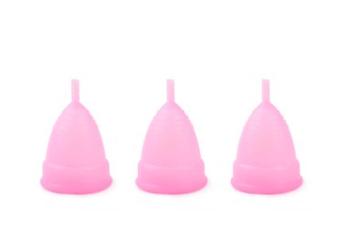 Beyaz arka planda adet fincan pembe. İzole tıbbi hijyen nesnesi.