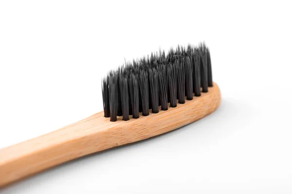 Bambus-Zahnbürste isoliert auf weißem Hintergrund — Stockfoto