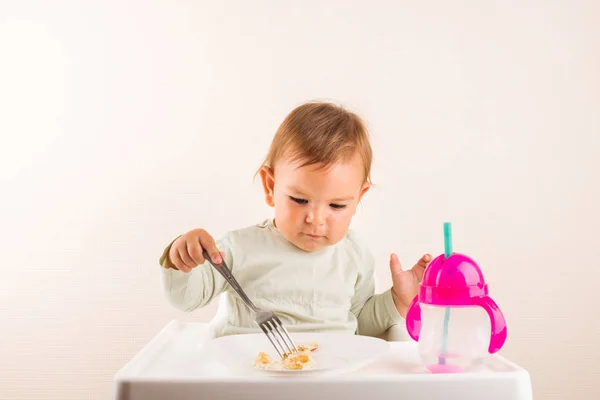 Bebê criança comendo panquecas com garfo. Isolado. Espaço de cópia — Fotografia de Stock