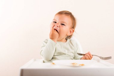 Bebek Toddler çatal ile krep yiyor. Izole. Boşluk Kopyala
