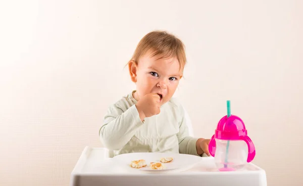 Baby småbarn äter mat med fingrarna. Roligt ansikte. Kopiera utrymme — Stockfoto