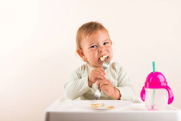 Baby småbarn äter pannkakor med gaffel. Isolerade. Kopiera utrymme — Stockfoto