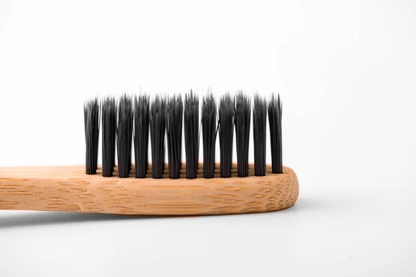Escova de dentes de bambu isolada no fundo branco — Fotografia de Stock