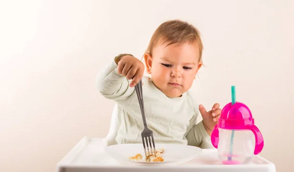 Bebê criança comendo panquecas com garfo. Isolado. Espaço de cópia — Fotografia de Stock