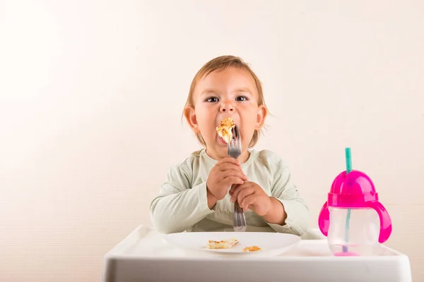 Bebê criança comendo panquecas com garfo. Isolado. Espaço de cópia — Fotografia de Stock