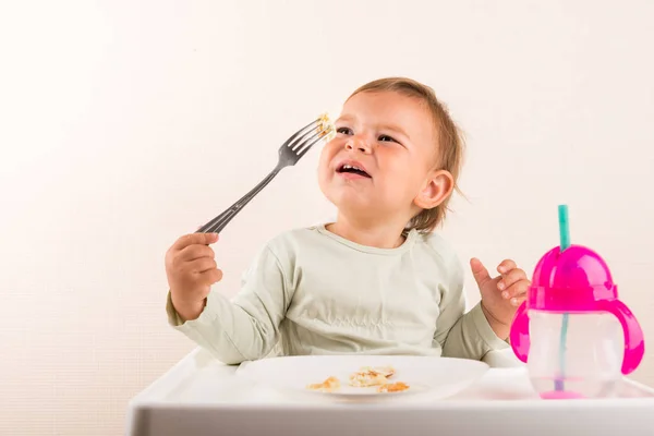 Дитячий малюк їсть млинці з виделкою. Ізольовані. Копіювати простір — стокове фото