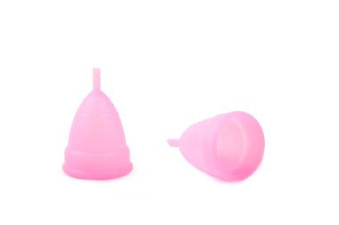 Beyaz bir arka plan üzerinde adet cup. yakın çekim