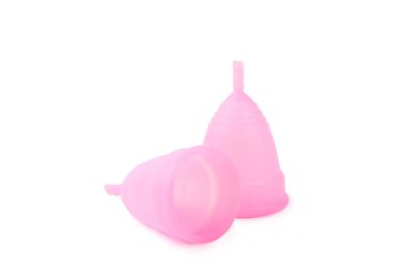 Beyaz bir arka plan üzerinde adet cup. yakın çekim