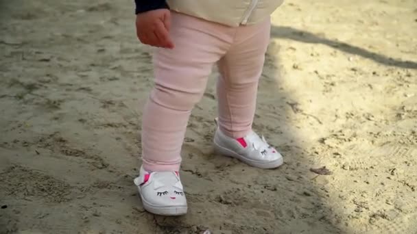 小さな赤ちゃんは歩くことを学ぶ。最初のステップ。スローモーション120 fps。足でクローズアップ。幸せな子供時代家族。Hd — ストック動画