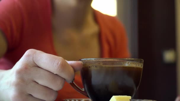 Закрыть стеклянную чашку кофе. женщина 40 лет, утренняя рутина. Уютная жизнь 4k — стоковое видео