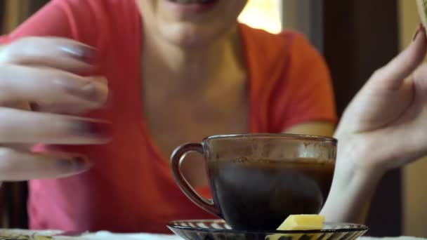Κοντά στο γυάλινο φλιτζάνι του καφέ. γυναίκα 40s πρωινή ρουτίνα. ζεστή ζωή 4K — Αρχείο Βίντεο