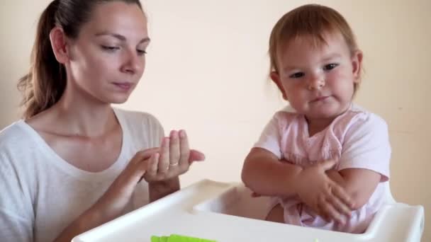 Kind Mädchen und Mutter oder Sitter spielen bunte Tonspielzeug — Stockvideo