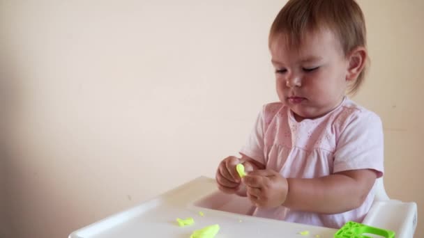 Ásia bebê menina jogar colorido massa . — Vídeo de Stock