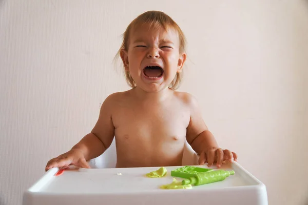 Retrato de choro bebê jovem sentar na cadeira — Fotografia de Stock