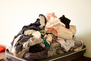 Evde taşan çamaşırlar. Kopya alanı. Dağınık gerçek hayat. Işleri