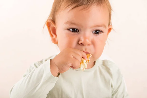 Bebek Toddler parmaklarıyla yemek yiyor. Eğlenceli bir yüz. Boşluk Kopyala — Stok fotoğraf
