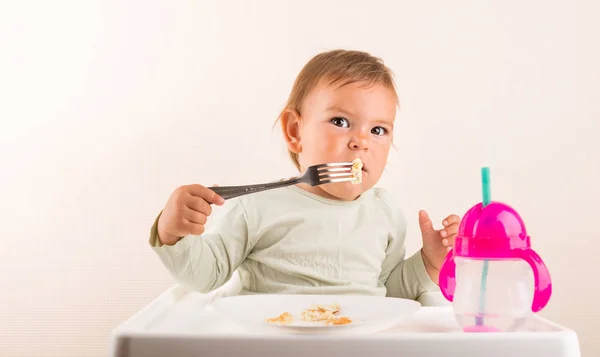 Bambino che mangia frittelle con la forchetta. Isolato. Copia spazio — Foto Stock