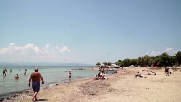 Aegina, Grekland-22 juni, 2019 fat man på stranden på den grekiska ön. Resmål. Sommaren — Stockvideo