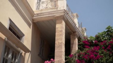 Aegina, Yunanistan - 22 Temmuz 2019 Büyüleyici kafeleri ile Aegina Sokakları kenti