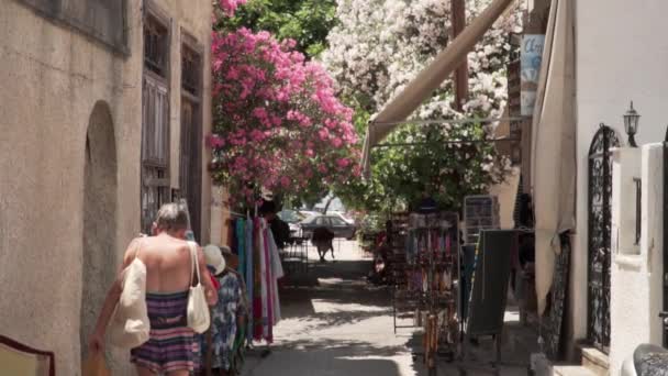 Aegina, Grécia - 22 Julho, 2019 Ruas da cidade de Aegina com charmosos cafés — Vídeo de Stock