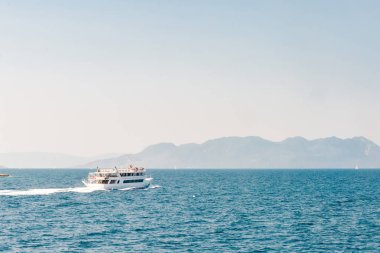 Saronik adalar yakınlarındaki küçük beyaz feribot, Yunanistan. Aegina