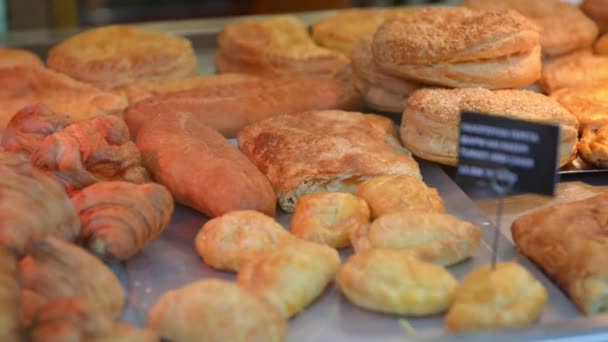 Athén, Görögország-június 22, 2019: különböző típusú hagyományos görög sütemények a cukrászdában. Közelről — Stock videók