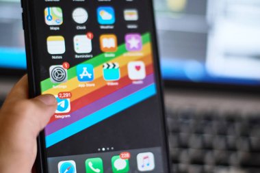 Poltava, Ukrayna - 1 Ağustos 2019: El iphone 8 plus sosyal ağ Telegram uygulaması ile