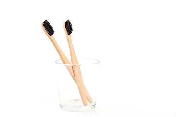 Set of toothbrushes in glass isolated on white background. Bamboo eco-friendly. Zero waste — Stock Photo, Image