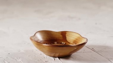 Karışık Quinoa yavaş çekimde plaka düşüyor. Sağlıklı yiyecekler. Glütensiz. Protein vegan