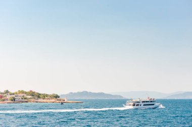 Saronik adalar yakınlarındaki küçük beyaz feribot, Yunanistan. Aegina