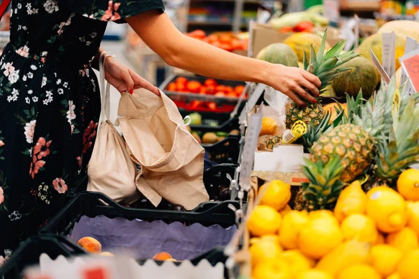 Kobieta wybiera owoce i warzywa rynku żywności. Torby wielokrotnego użytku zakupy. Zero odpadów — Zdjęcie stockowe