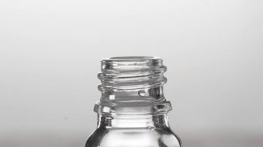 Uçucu yağ ile pipet ile Cam şişe yavaş hareket düşer. Doğal terapi